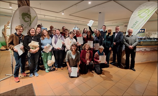 Nach der Zertifikatübergabe: LWL-Kulturdezernentin, der Dorstener Bürgermeister, Lehrende und Absolvent:innen der Streuobstpädagogik-Ausbildung