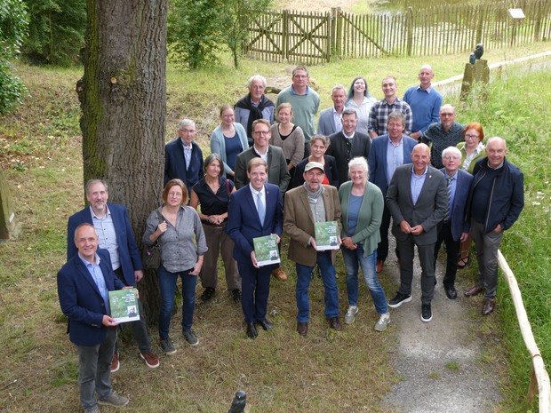 Gruppenbild von Teilnehmenden der Ausstellungseröffnung